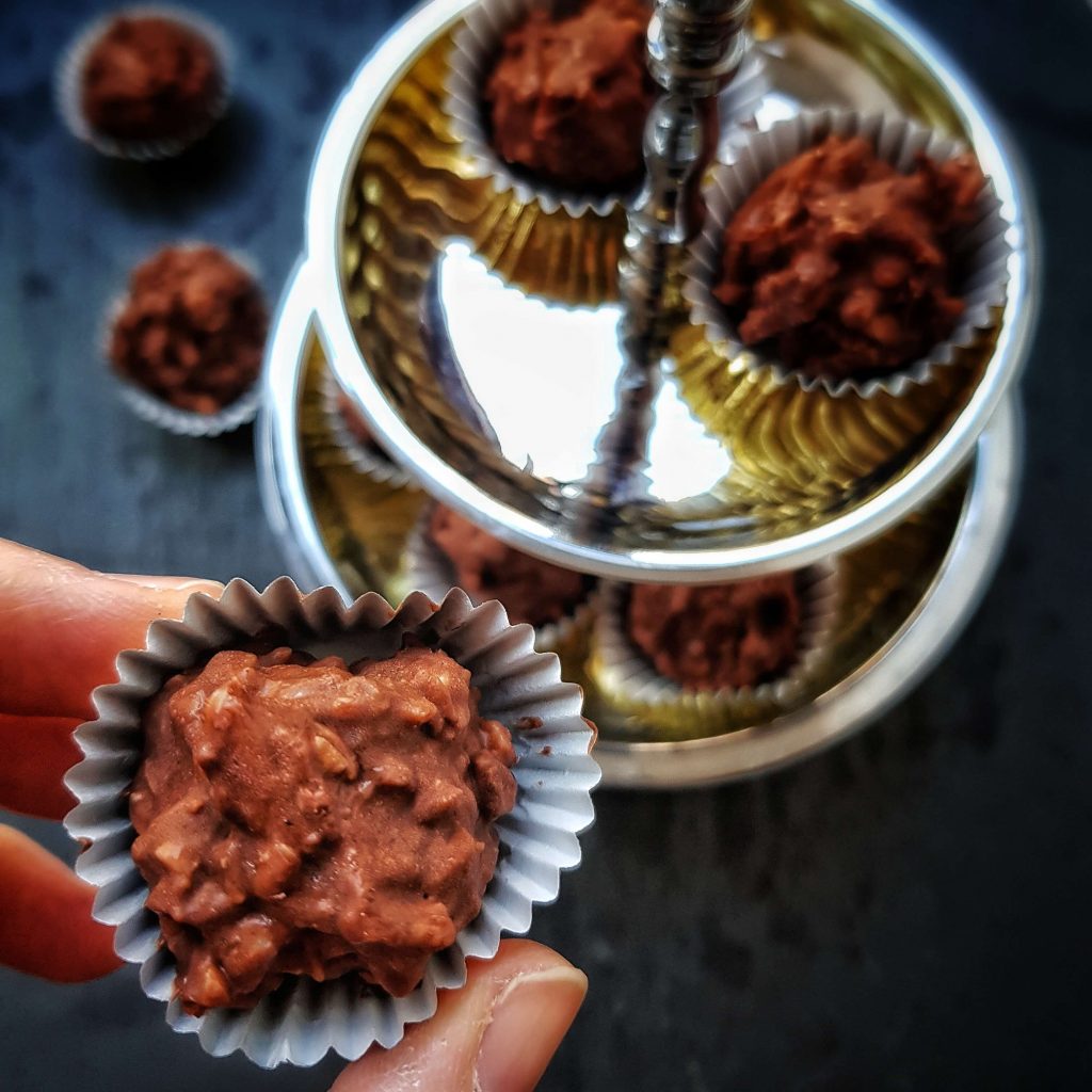 Zuckerfreies Pralinenrezept: Schoko-Nuss-Kugeln einfach herstellen Zuckerfreies Pralinenrezept: Schoko-Nuss-Kugeln einfach herstellen