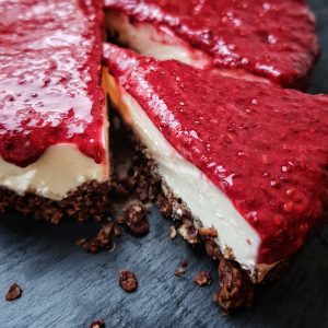 zuckerfreie Torte mit Himbeeren, Joghurt und Müsliboden