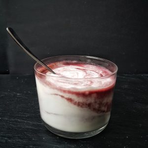 Naturjoghurt mit Fruchtgläschen: Fruchtjoghurt ohne Zucker selber machen