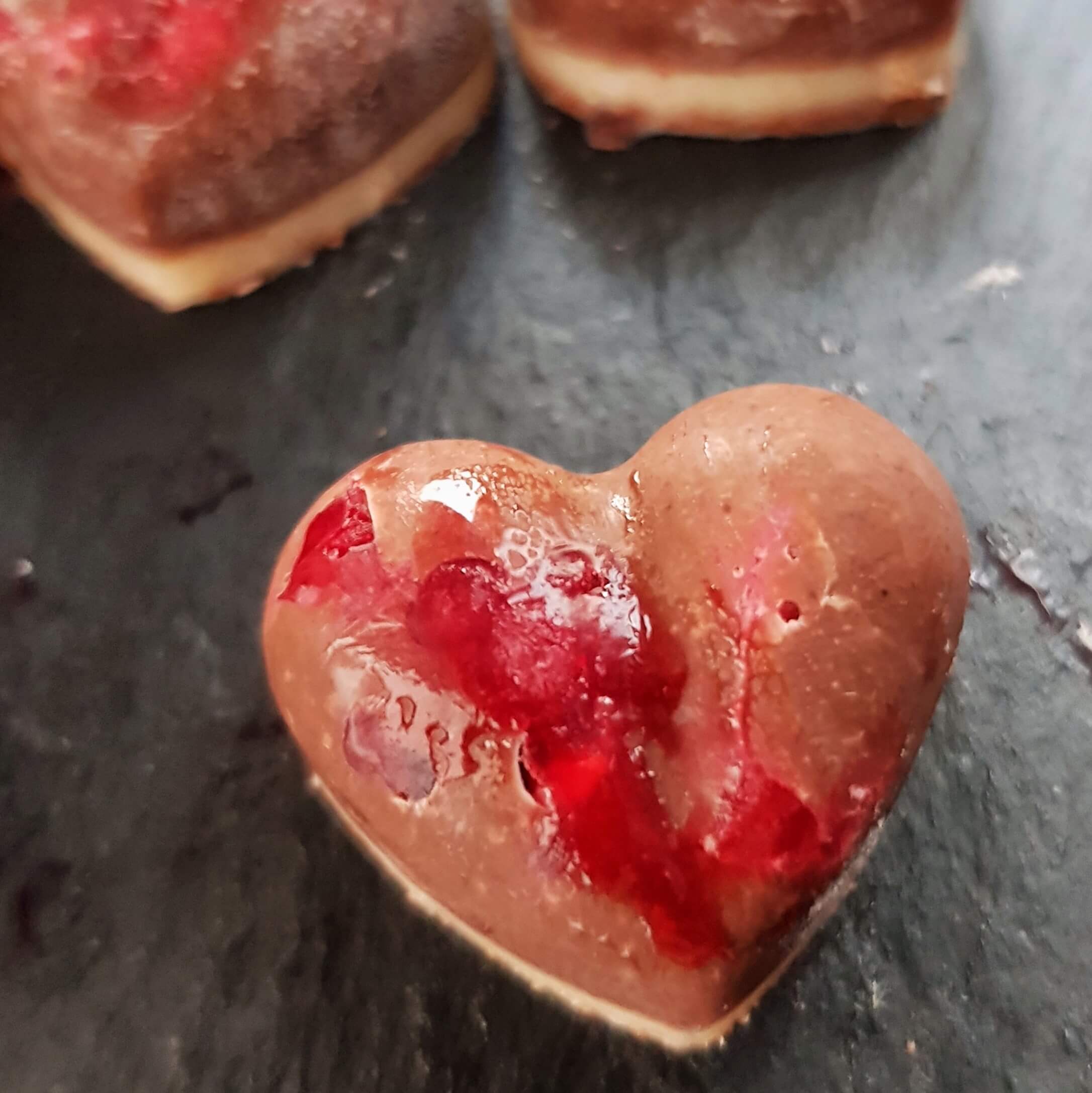 Himbeer-Herz-Pralinen ohne Zucker. Pralinen schnell und einfach selber machen - nicht nur zum Valentinstag!