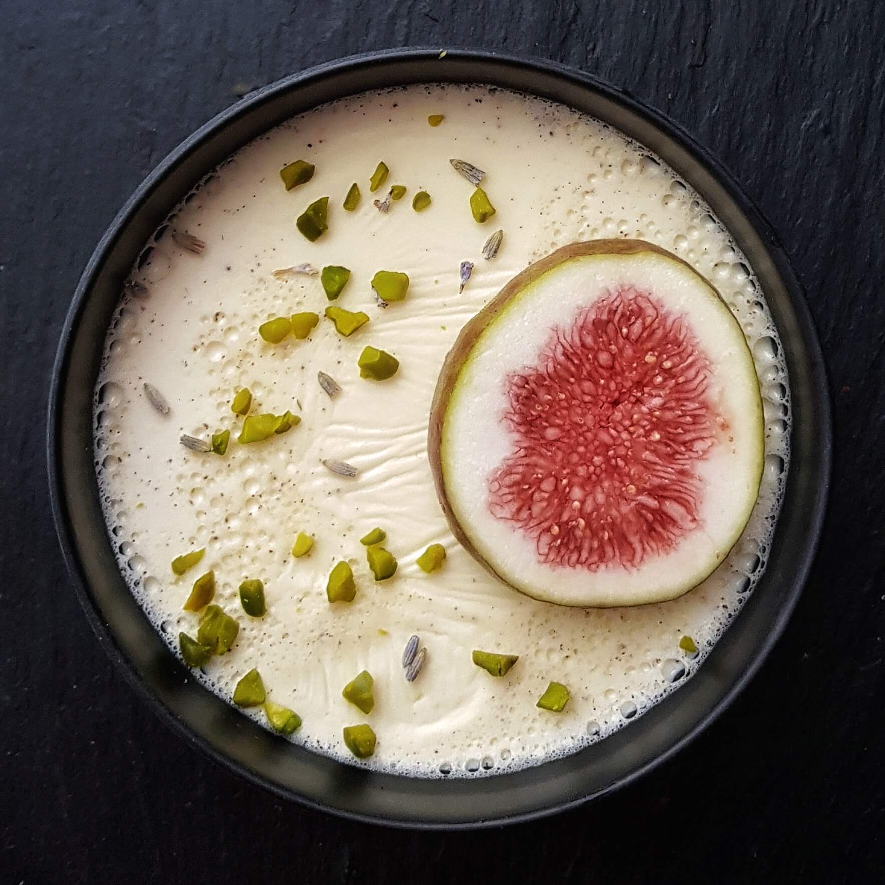 Ein einfaches Dessert ohne Zucker Panna Cotta mit Feige & Pistazie