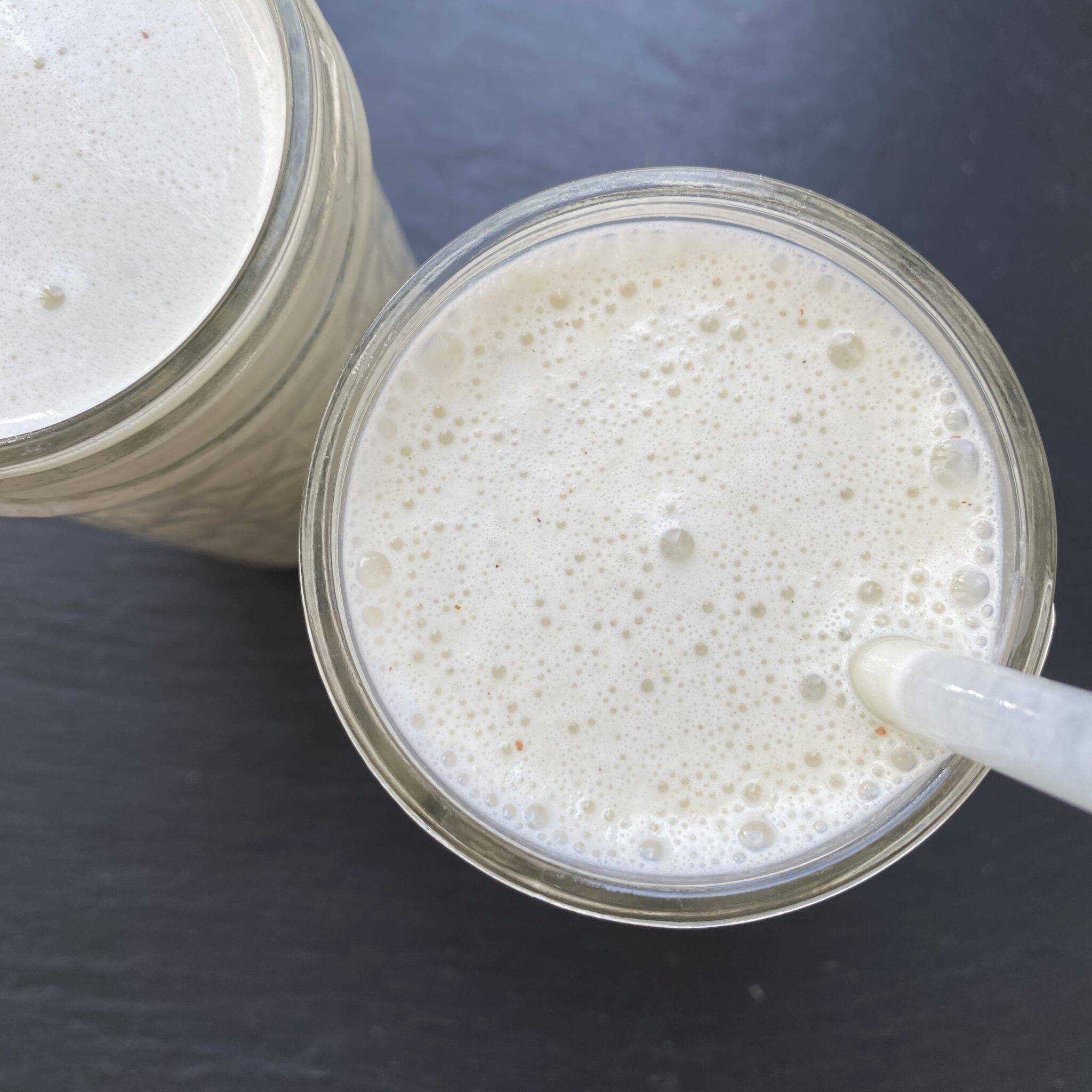 zuckerfreier Proteinshake mit Obst (Rezept)