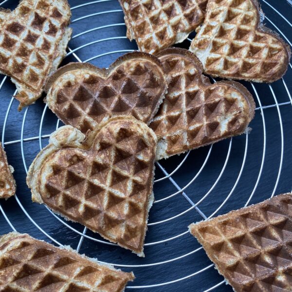 zuckerfreie Sauerteigwaffeln auf Gitter
