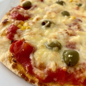 zuckerfreie Pizza mit Gemüse und Oliven